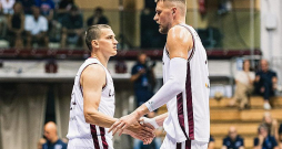 Latvijas izlases soda laukuma sargi – Kristaps Porziņģis (no labās) un Andrejs Gražulis.