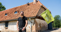 Realitātes šova "Lauku sēta" vadītājs Jānis Rāzna.