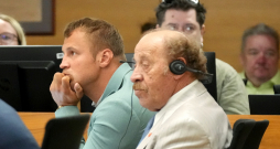 Rīgas domes deputāti Jakovs Pliners (no labās) un Mairis Briedis piedalās domes sēdē.
