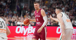 Latvijas basketbola izlases spēlētājs Kristaps Porziņģis (nr.6, sarkanā tērpā) pārbaudes spēlē basketbolā starp Latvijas un Lietuvas valstvienībām "Xiaomi arēnā".