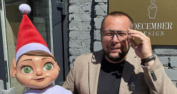 Kristaps Štobis ar "December Design" talismanu – elfu, ko kolēģi iesaukuši par Borisu. "Boriss nekad nav atstājis mūsu biroja telpas, bet viņa vecāko brāli jau vairākus gadus Ziemassvētku laikā var satikt Liepājā, lidojot gaisa balonā."