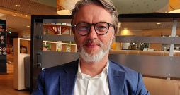 "Cieši sadarbojamies ar potenciālajiem piegādātājiem, partneriem, investoriem un ES iestādēm, lai 2028. gadā varētu uzsākt ilgtspējīgas aviācijas degvielas rūpnīcas būvniecību Liepājas SEZ un 2030. gadā tā sāktu strādāt," saka SIA LSEZ "NorSAF" valdes loceklis Jānis Kisiels.