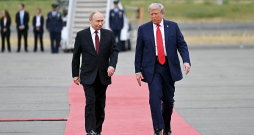 ASV prezidents Donalds Tramps (no labās) Krievijas diktatoru Vladimiru Putinu Savienoto Valstu karabāzē Aļaskā piektdien sagaidīja ar izklātu sarkano paklāju.