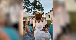 Kā redzams sociālajos medijos izplatītajā video, svētbilde pēkšņi sasveras un nokrīt.
