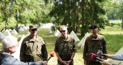 Valsts robežsardzes priekšnieks ģenerālis Guntis Pujāts (no kreisās), Valsts prezidents Edgars Rinkēvičs un Nacionālo bruņoto spēku komandieris brigādes ģenerālis Kaspars Pudāns atbild uz žurnālistu jautājumiem Latvijas austrumu robežas vizītes laikā, kurā iepazīstas ar robežas stiprināšanas progresu uz Latvijas-Krievijas robežas netālu no "Draudzības kurgāna" Ludzas novadā.