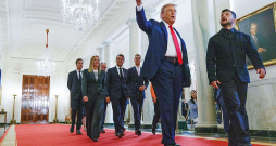 ASV prezidents Donalds Tramps, Baltajā namā uzņemot Ukrainas prezidentu Volodimiru Zelenski un viņa Eiropas pavadoņus, bija laipnāks nekā iepriekš sarunās gada sākumā.