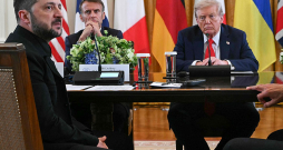 Ukrainas prezidents Volodimirs Zelenskis (no kreisās), Francijas prezidents Emanuels Makrons un ASV prezidents Donalds Tramps Baltajā namā Vašingtonā.