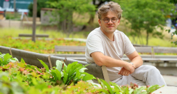 Valters Sīlis: "Telefoni cilvēkus padara vientuļākus, tāpēc teātris kā satikšanās punkts ir ļoti būtisks ne vien pilsētas, bet arī valstiskā mērogā."