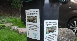 Speciālais konteiners Spānijas kailgliemežu savākšanai Vīlandē.
