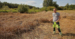 "Jaunkraukļu" laukos šosezon ir gan veldre, gan arī sakņu kakla puves slimība. "Citus gadus ir iespēja vākt slapjus pārtikas graudus vai vēlāk slapju lopbarību. Patlaban kuļam slapju lopbarību. Kamēr graudi nav sadīguši, tie ir jānokuļ. Visdārgākais grauds saimniekam ir tas, kas paliek uz lauka," saka Ābeļu pagasta zemnieku saimniecības "Jaunkraukļi" saimnieks Jānis Kudliška. 