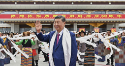 Ķīnas prezidents Sji Dzjiņpins trešdien tika sveikts Tibetas administratīvajā centrā Lhasā.