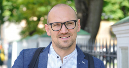 Jānis Znotiņš: "Redzēt un saprast, kāda pašlaik ir jaunā paaudze, vai tā mainās vai nemainās, ir iemesls, kāpēc arī pats joprojām piedalos dažu izrāžu spēlēšanā."
