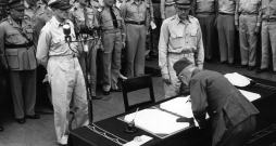 Japānas ģenerālis Jošidžiro Umezo paraksta kapitulācijas dokumentu uz “Missouri” klāja Tokijas līcī 1945. gada 2. septembrī.