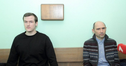 Abi apsūdzētie – nelaiķes Līvas vīrs Renārs (no kreisās) un tēvs Valdis tiesā 2019. gadā. 