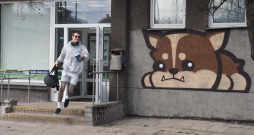 Grafiti iepretim Latvijas Nacionālās bibliotēkas ēkai.