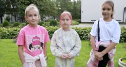 Lai gan bērni atzīst, ka Latvijā viņiem patīk gan skola, gan draugi, viņu sirdis joprojām velk atpakaļ uz dzimteni. 
