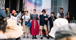 Simtiem cilvēku sadodas rokās Baltijas ceļā EXPO Japānā.