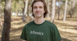 Klimata tehnoloģiju uzņēmuma "Arbonics" mežsaimniecības speciālists Jānis Ruks: "Kredīti tiek radīti tikai tad, kad mežā notiek kas jauns, tāds, kas palielina oglekļa uzkrāšanu ārpus ierastās prakses. Tieši tāpēc koncentrējamies uz neizmantotām lauksaimniecības zemēm, krūmājiem vai bijušajām ganībām."