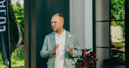 "Fišera alus darītavas" vadītājs Lauris Fišers: "Man vienmēr ir bijusi mazliet skumja sajūta, ka viss Latvijā koncentrējas ap Rīgu. Bet, ja katrs, kurš ir dzimis mazākā pilsētā un no tās aizbraucis, dotu kaut desmito daļu atpakaļ, arī šīm vietām būtu iespēja pastāvēt un attīstīties."
