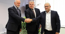 Latvijas Pašvaldību savienības priekšsēdētājs Gints Kaminskis (vidū) ar saviem vietniekiem – Valmieras novada domes priekšsēdētāju Jāni Baiku (no kreisās) un Saldus novada domes priekšsēdētāju Māri Zustu.