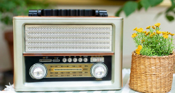 Pārvietojot radiouztvērēju un regulējot antenas novietojumu, iespējams mainīt uztveršanas kvalitāti.