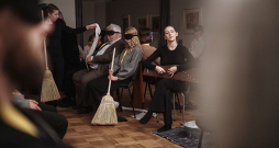 Skats no Lienas Šmukstes izrādes "Bezgalīgais ritums" Cēsu Mazajā teātrī.