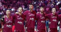 Latvijas basketbola izlases sastāvs ir ļoti pieredzējis un rūdījies daudzās nozīmīgās cīņās. Jaunākajam spēlētājam Mārcim Šteinbergam ceturtdien apritēs 24 gadi, viņš ir viens no diviem lielo turnīru debitantiem, vēl arī Rihards Lomažs, kurš gan pagājušajā gadā piedalījās olimpisko spēļu kvalifikācijas turnīrā. Attēlā – pieredzējušie basketbola vilki – kapteinis Dairis Bertāns (no kreisās), Mareks Mejeris, Kristaps Porziņģis, Dāvis Bertāns un Rolands Šmits.