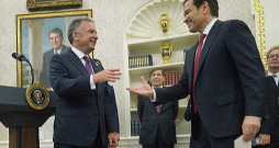 Marks Rubio (no labās) Baltā nama Ovālajā kabinetā sveic ASV prezidenta īpašo sūtni Stīvu Vitkofu.