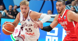 Artūrs Žagars veselības likstu dēļ izlaida daļu sagatavošanās posma pirms Eiropas čempionāta. Pirmajā spēlē aizsargs apliecināja, ka ir labā sportiskā formā, un pavilka komandu uzbrukumā, bet pēc sadursmes trešajā ceturtdaļā laukumā vairs neatgriezās.