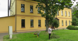 Dienvidkurzemes novada Dunikas pagasta Sikšņos skola, ko slēdza pirms trijiem gadiem, izskatās tā, it kā skolēni to nupat būtu pametuši...