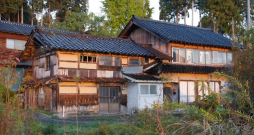 Pamesta māja Japānā, "akia".