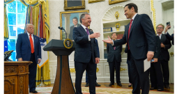 Marks Rubio (no labās) Baltā nama Ovālajā kabinetā sveic ASV prezidenta īpašo sūtni Stīvu Vitkofu.