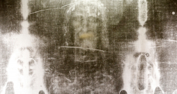 Turīnas līķauta fragments negatīvā. Līķauts, domājams, tika izmantots, lai ietītu Jēzus ķermeni pēc viņa nāves. Uz tā ir saglabājies cilvēka attēls, kas, iespējams, ir paša Kristus nospiedums. Līķauts tiek raksturots kā gaiša linu drāna, kuras garums ir 4,34 metri un platums 1,09 metri.