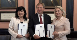 Kopā ar Izglītības ministriju parakstīts trīspusējs līgums.