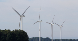 Latvijas plāni ražot pašiem savu elektroenerģiju vēja parkos un kļūt bagātākiem saskārušies ar negaidīti sparīgu daļas iedzīvotāju pretestību. Attēlā – vēja parks Tārgalē.