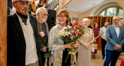 Džemmas Skulmes dēls mākslinieks Juris Dimiters, izstādes kuratore Sandra Krastiņa un politiķe Sandra Kalniete.