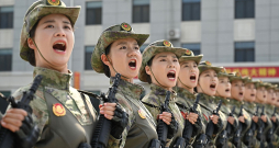Ķīnas armijas sieviešu vienības karavīres militārās parādes ģenerālmēģinājumā Pekinā. Ķīnas vīzijā nākotnes pasaule ir multipolāra, bet dominējošo lomu tajā spēlē Ķīna. Valstis, kas ap to pulcējas, nepārstāv Rietumu nometni.