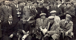 Latvijas basketbola izlases sagaidīšana Rīgas dzelzceļa stacijā 1935. gada 8. maijā. Priekšplānā J. Lidmanis. No kreisās 1. rindā – R. Dekšenieks, E. Andersons, M. Grundmanis, V. Melderis, A. Anufrijevs. 2. rindā pirmais – Dž. Raudziņš, komandas kapteinis R. Jurciņš ar izcīnīto kausu – sudraba vīna trauku, Kristaps Voldemārs Baumanis.