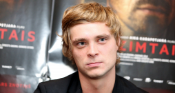 Aktieris Kaspars Zāle piedalās preses konferencē kurā informē par Aika Karapetjana filmu "Pirmdzimtais".