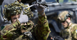 Militārajās mācībās "Baltic Trust 25", kas šā gada augustā notika Sēlijas poligonā un Sunākstes apkārtnē, bija arī inscenētas operācijas, lai pilnvērtīgāk izprastu dronu spējas, signālu bloķēšanu un citas aizsardzības sistēmas. Mācībās piedalījās ap 470 dalībnieki gan no Latvijas, gan citām NATO dalībvalstīm.
