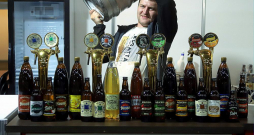 Alus darītavas "Ilgezeem" tehniķis Sergejs (attēlā) atzīst, ka viņam īpaši garšo Iļģuciema lejamais kvass, kas nav pasterizēts. Tikmēr uzņēmuma tirdzniecības vadītājs Rihards Jablokovs (ārpus kadra) kā galvenos šā gada uzņēmuma jaunumus piesaka Ilģuciema bezalkoholisko sidru, "Radler" alus dzērienu ar citrona garšu, kā arī citronu medalu un "Ipa" kategorijas alu.