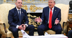 ASV prezidents Donalds Tramps (pa labi) un Polijas prezidents Karols Navrockis (pa kreisi) piedalās tikšanās reizē Baltajā namā Vašingtonā, ASV, 2025. gada 3. septembrī. Sarunās galvenā uzmanība tiks pievērsta militārajai un enerģētikas drošībai, kā arī miera sarunām ar mērķi izbeigt Krievijas agresiju Ukrainā. Šī ir Karola Navrocka pirmā ārvalstu vizīte kopš stāšanās Polijas Republikas prezidenta amatā.