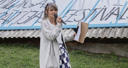 Tagadējie notikumi pasaulē demokrātijas piekritējiem ir papildu motivācija mobilizēties – uzskata Maija Jankovska, demokrātijas festivāla Kuldīgā organizatore.