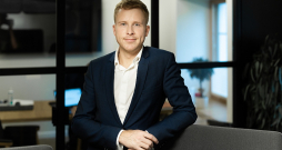 "Mūsu mērķis bija pierādīt, ka arī Latvijā iespējams radīt pasaules līmeņa mākslīgā intelekta tehnoloģijas. "TildeOpen" ir nozīmīgs solis pretī latviešu un citu mazāku valodu digitālajai līdztiesībai," uzsver "Tildes" vadītājs Artūrs Vasiļevskis.