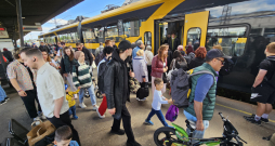 Pasažieri no Jūrmalas vilciena. "Škoda 16EV" "Škoda Vagonka".