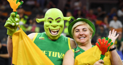 Lietuvas basketbola fani. Pēdējos gados Lietuva guvusi labus panākumus ne tikai basketbola laukumā, bet arī ekonomikas izaugsmē, kas viņiem
ļāvis kļūt par Baltijas līderiem.
