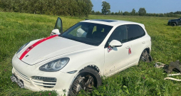 Krāslavas pusē par migrantu pārvadāšanu aizturēts igaunis brauca ar kāzu "Porsche".