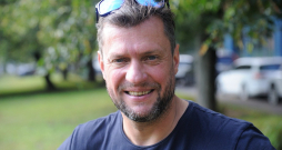 Taku skrējiena "Stirnu buks" organizētājs Rimants Liepiņš: "Skriešanas bizness jau tāda pati izklaides industrija vien ir. Vai nu tu izklaidē cilvēkus ar mākslu vai mūziku, vai arī ar skriešanu. Ja cilvēkiem nepatiks, ko tu dari, viņi nebrauks."