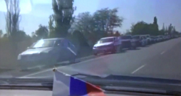 Krievijas reģionos trūkst degvielas. Autovadītāji spiesti stāvēt kilometriem garās rindās.