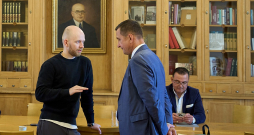 Zaļo un zemnieku savienības valdes priekšsēdētājs, zemkopības ministrs Armands Krauze (no labās) un "Progresīvo" Saeimas frakcijas vadītājs Andris Šuvajevs pirms koalīcijas sadarbības sanāksmes.